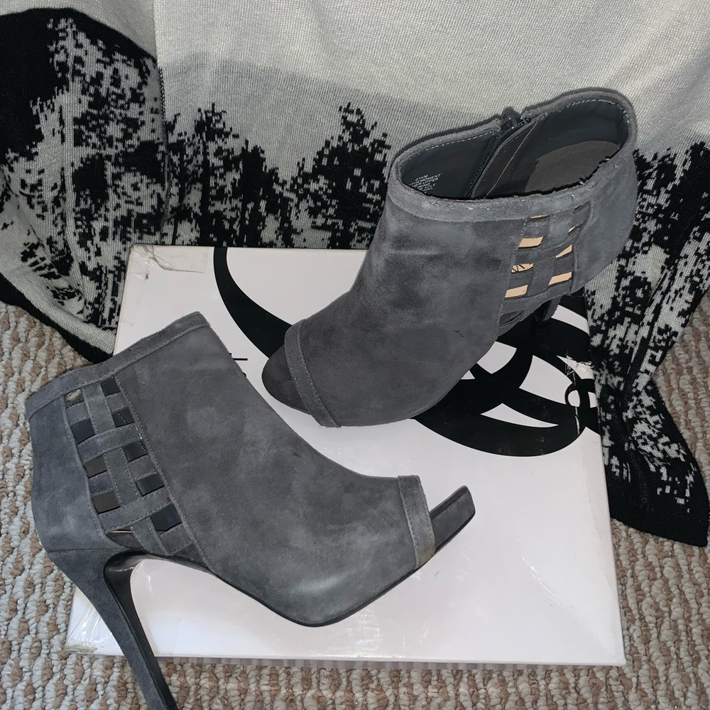 Gray heels